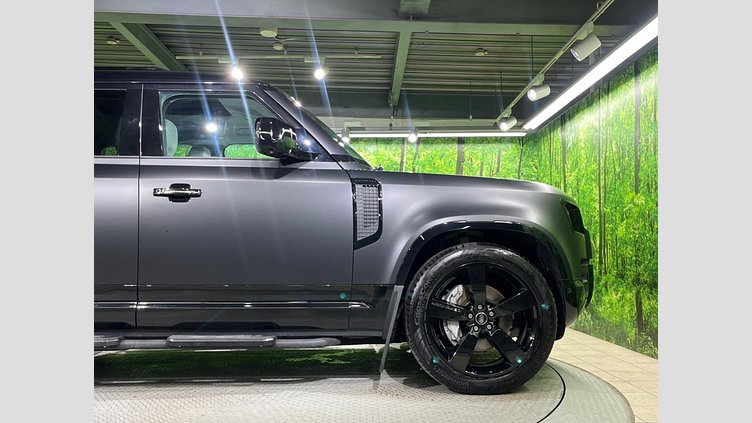 2024 認定中古車 Land Rover Defender 130 サントリーニブラック D350 ディーゼルマイルドハイブリッド X-Dynamic SE