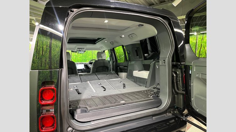 2024 認定中古車 Land Rover Defender 130 サントリーニブラック D350 ディーゼルマイルドハイブリッド X-Dynamic SE