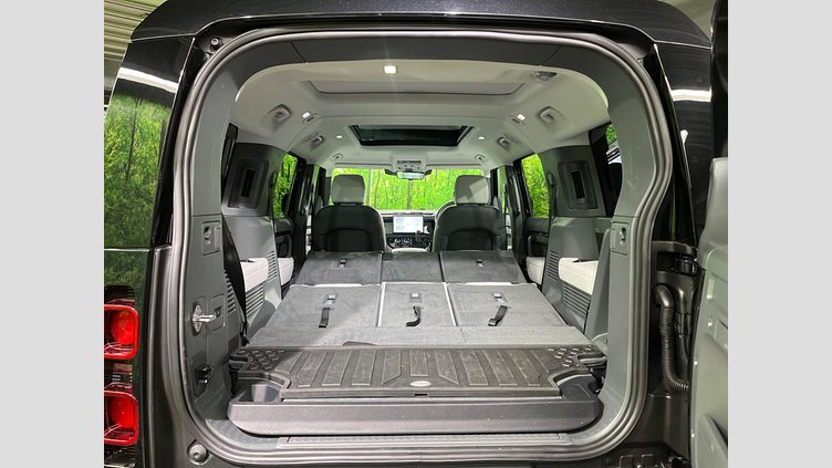 2024 認定中古車 Land Rover Defender 130 サントリーニブラック D350 ディーゼルマイルドハイブリッド X-Dynamic SE
