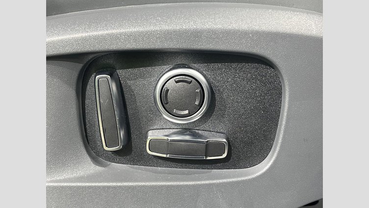 2024 認定中古車 Land Rover Defender 130 サントリーニブラック D350 ディーゼルマイルドハイブリッド X-Dynamic SE