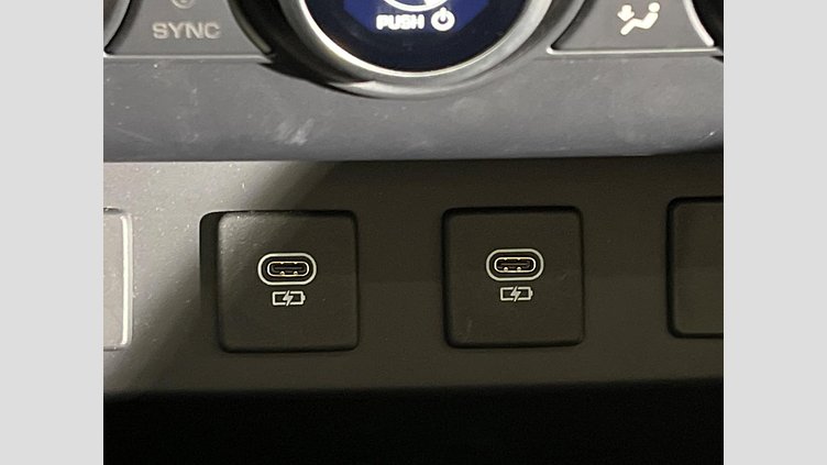 2024 認定中古車 Land Rover Defender 130 サントリーニブラック D350 ディーゼルマイルドハイブリッド X-Dynamic SE