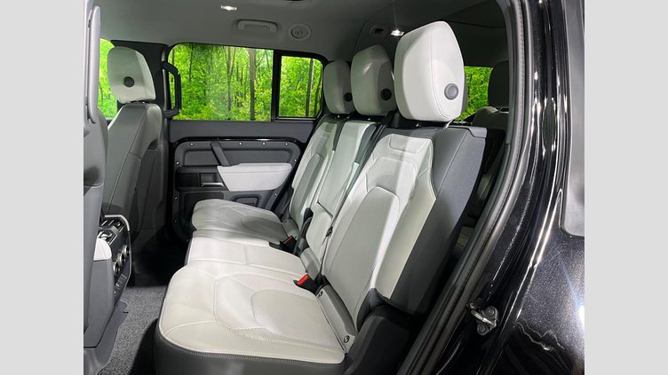 2024 認定中古車 Land Rover Defender 130 サントリーニブラック D350 ディーゼルマイルドハイブリッド X-Dynamic SE