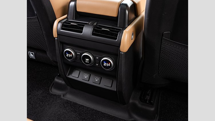 2024 認定中古車 Land Rover Defender 130 カルパチアングレイ D350 ディーゼルマイルドハイブリッド X-Dynamic SE　D350　8人乗り