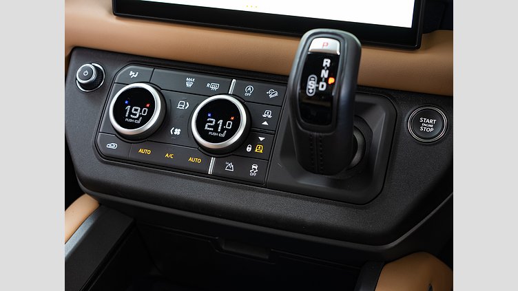 2024 認定中古車 Land Rover Defender 130 カルパチアングレイ D350 ディーゼルマイルドハイブリッド X-Dynamic SE　D350　8人乗り