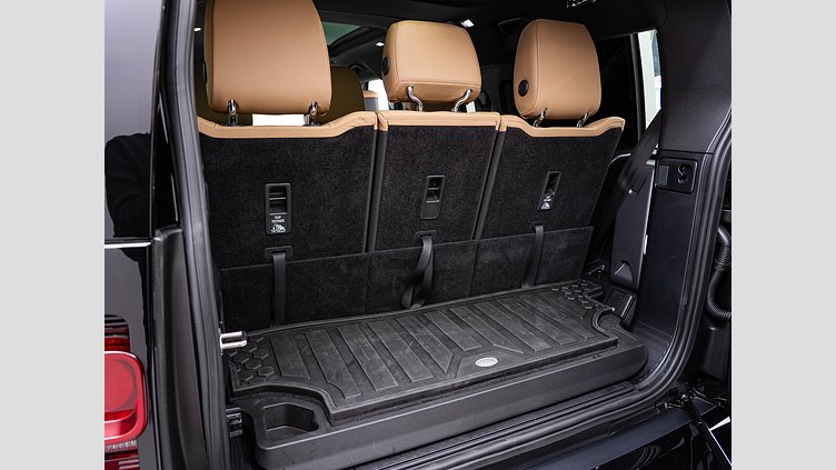 2024 認定中古車 Land Rover Defender 130 カルパチアングレイ D350 ディーゼルマイルドハイブリッド X-Dynamic SE　D350　8人乗り