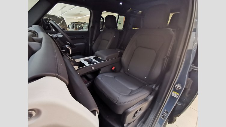 2025 認定中古車 Land Rover Defender 110 タスマンブルー D350 ディーゼルマイルドハイブリッド X-Dynamic SE