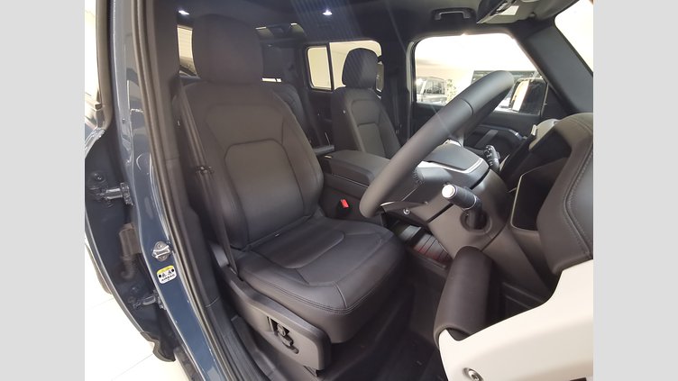 2025 認定中古車 Land Rover Defender 110 タスマンブルー D350 ディーゼルマイルドハイブリッド X-Dynamic SE