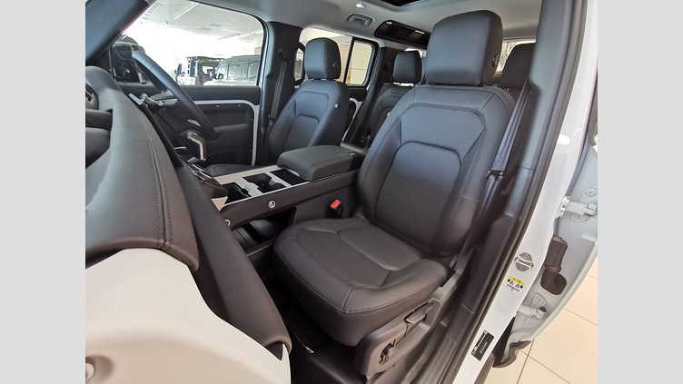 2024 認定中古車 Land Rover Defender 110 フジホワイト D350 ディーゼルマイルドハイブリッド S