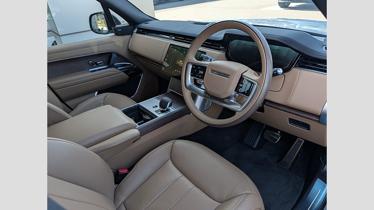 2024 認定中古車 Land Rover Range Rover ハクバシルバー D350 AWD MHEV（AT） スタンダードホイールベース SE