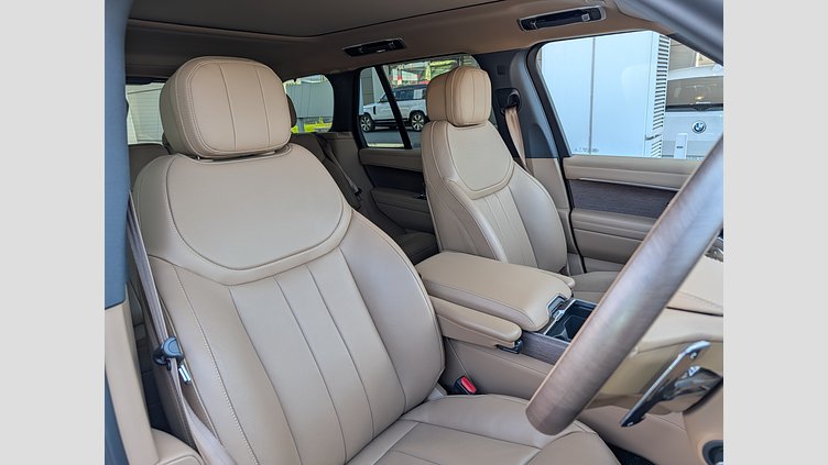 2024 認定中古車 Land Rover Range Rover ハクバシルバー D350 AWD MHEV（AT） スタンダードホイールベース SE