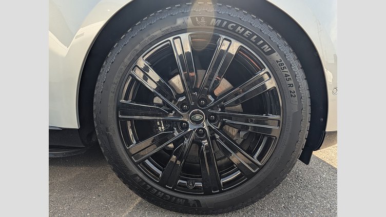 2024 認定中古車 Land Rover Range Rover ハクバシルバー D350 AWD MHEV（AT） スタンダードホイールベース SE