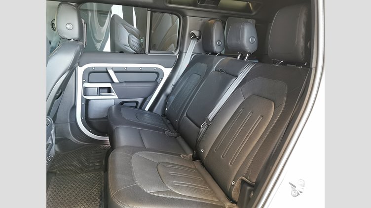 2021 認定中古車 Land Rover Defender 110 ユーロンホワイト D300 AWD（AT） X-DYNAMIC SE