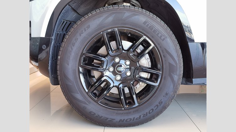 2021 認定中古車 Land Rover Defender 110 ユーロンホワイト D300 AWD（AT） X-DYNAMIC SE
