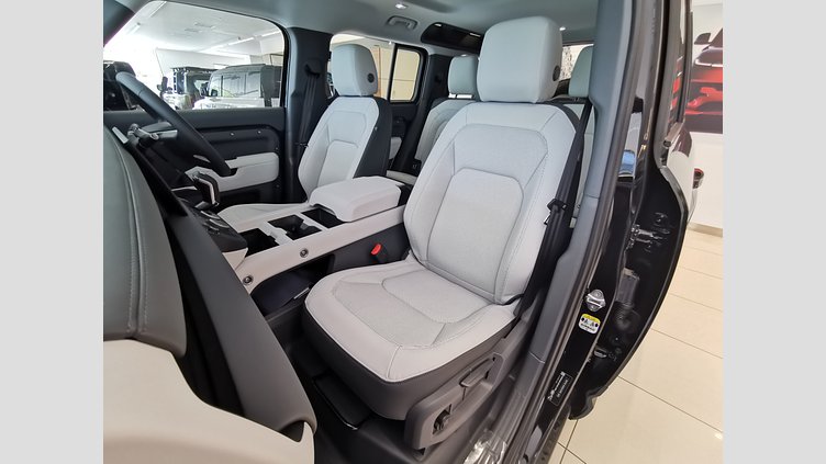 2025 認定中古車 Land Rover Defender 110 サントリーニブラック D350 ディーゼルマイルドハイブリッド S