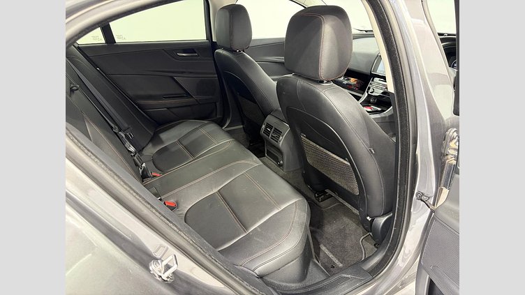 2018 認定中古車 Jaguar XE Corris Grey 2.0diesel プレステージ　2.0d