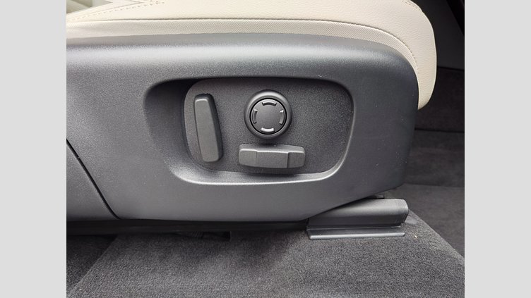 2025 認定中古車 Land Rover Discovery Sport ヴァレジネブルー プラグインハイブリッド（ガソリン） 標準ホイール S