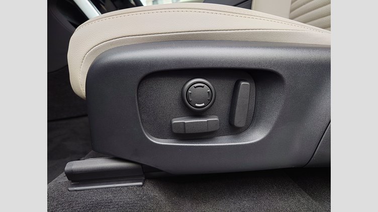 2025 認定中古車 Land Rover Discovery Sport ヴァレジネブルー プラグインハイブリッド（ガソリン） 標準ホイール S