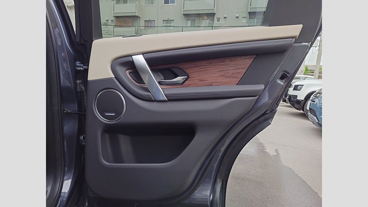 2025 認定中古車 Land Rover Discovery Sport ヴァレジネブルー プラグインハイブリッド（ガソリン） 標準ホイール S