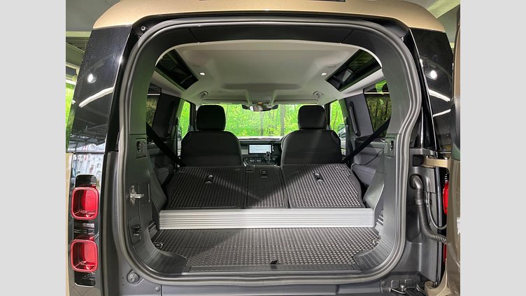 2022 認定中古車 Land Rover Defender 110 Gondwana Stone 2.0 litre i4P Petrol ベースグレード
