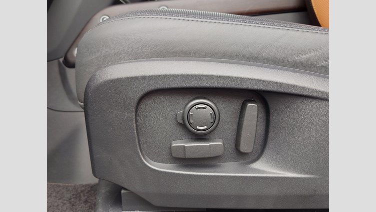 2024 認定中古車 Land Rover Defender 110 フジホワイト D300 AWD（AT） X-DYNAMIC HSE