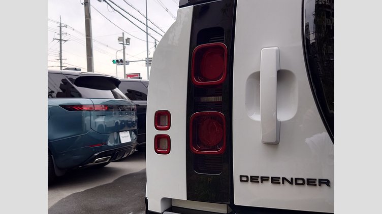 2024 認定中古車 Land Rover Defender 110 フジホワイト D300 AWD（AT） X-DYNAMIC HSE