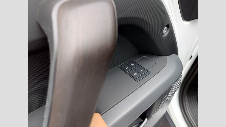 2024 認定中古車 Land Rover Defender 110 フジホワイト D300 AWD（AT） X-DYNAMIC HSE