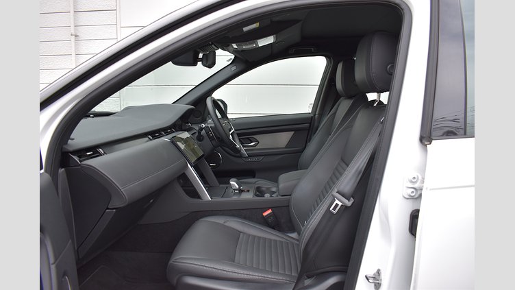 2024 認定中古車 Land Rover Discovery Sport オストゥーニパールホワイト プラグインハイブリッド（ガソリン） 標準ホイール Dynamic HSE