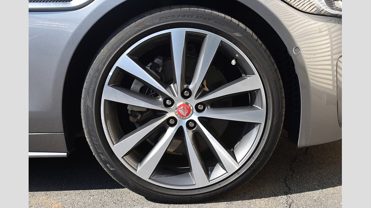 2021 認定中古車 Jaguar XE アイガーグレー D200 AWD（オートマチック）MHEV 4 door Saloon R-DYNAMIC S