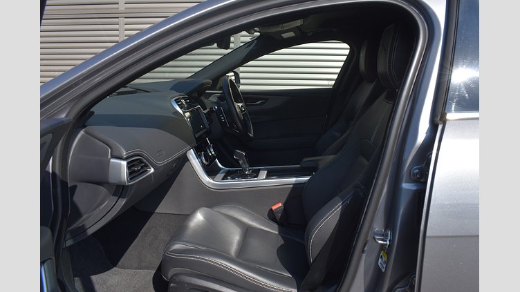 2021 認定中古車 Jaguar XE アイガーグレー D200 AWD（オートマチック）MHEV 4 door Saloon R-DYNAMIC S