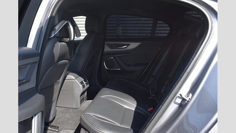 2021 認定中古車 Jaguar XE アイガーグレー D200 AWD（オートマチック）MHEV 4 door Saloon R-DYNAMIC S