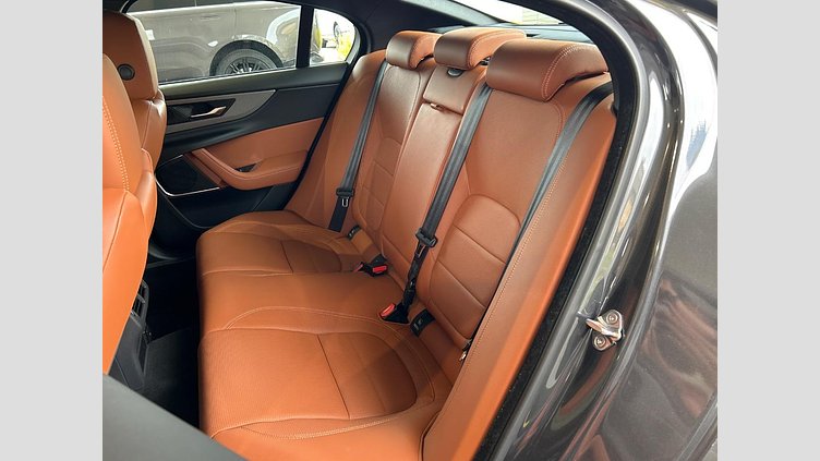 2021 認定中古車 Jaguar XE カルパチアングレー D200 AWD（オートマチック）MHEV 4 door Saloon R-DYNAMIC S