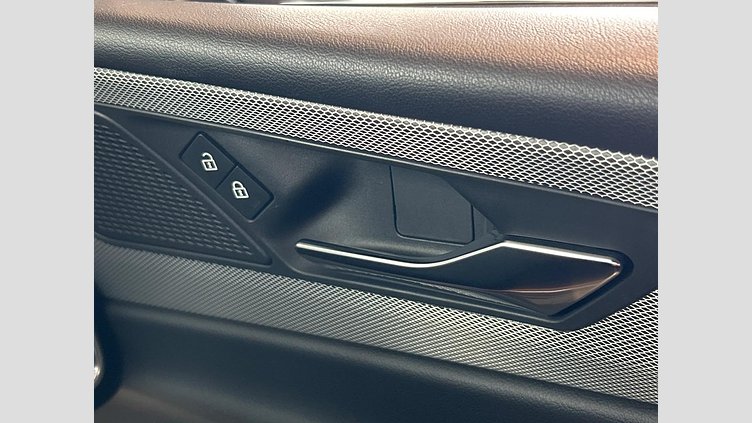 2021 認定中古車 Jaguar XE カルパチアングレー D200 AWD（オートマチック）MHEV 4 door Saloon R-DYNAMIC S