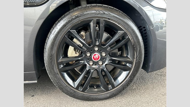 2021 認定中古車 Jaguar XE カルパチアングレー D200 AWD（オートマチック）MHEV 4 door Saloon R-DYNAMIC S