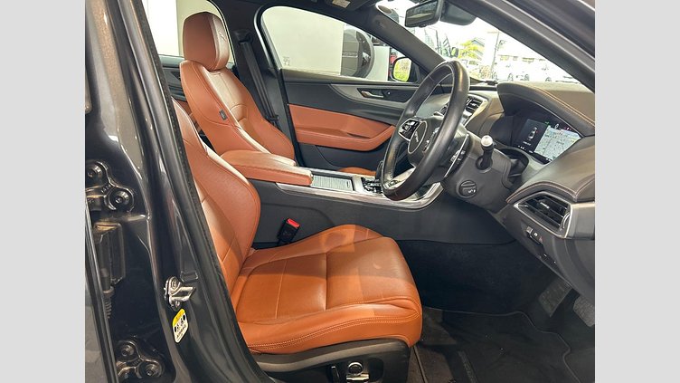 2021 認定中古車 Jaguar XE カルパチアングレー D200 AWD（オートマチック）MHEV 4 door Saloon R-DYNAMIC S