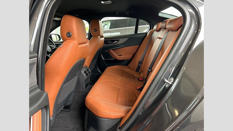 2021 認定中古車 Jaguar XE カルパチアングレー D200 AWD（オートマチック）MHEV 4 door Saloon R-DYNAMIC S