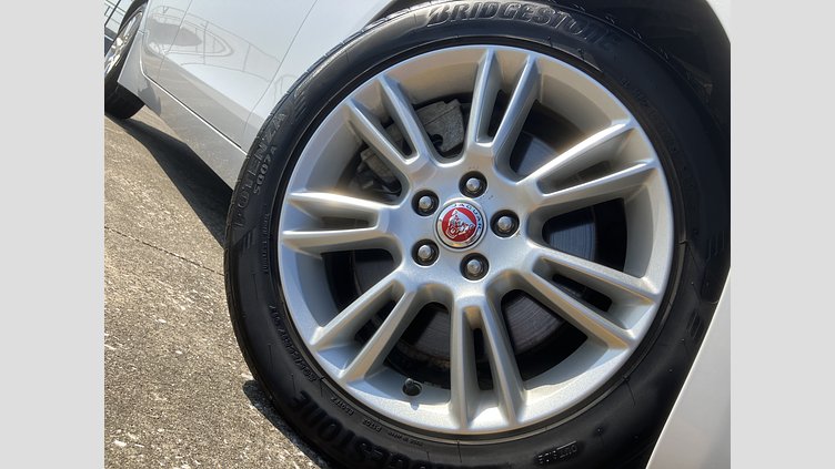 2018 認定中古車 Jaguar XE Yulong White 2.0 litre i4D Diesel PRESTIGE AWD