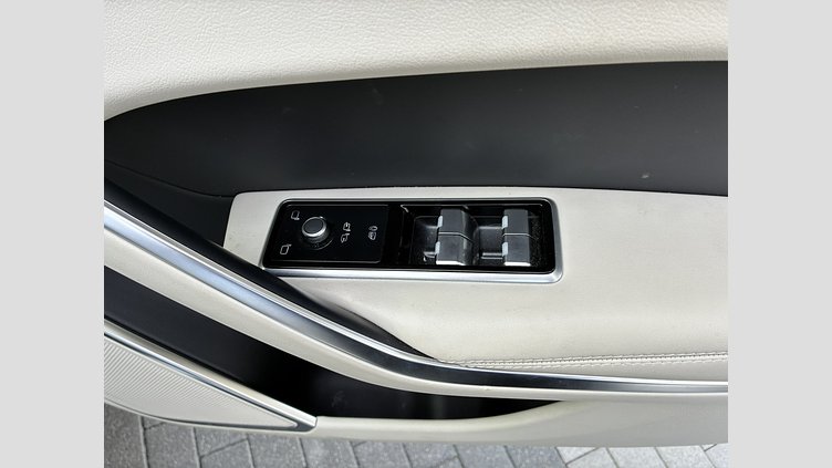 2023 認定中古車 Jaguar F-Pace フジホワイト D204 AWD（オートマチック）MHEV R-DYNAMIC SE