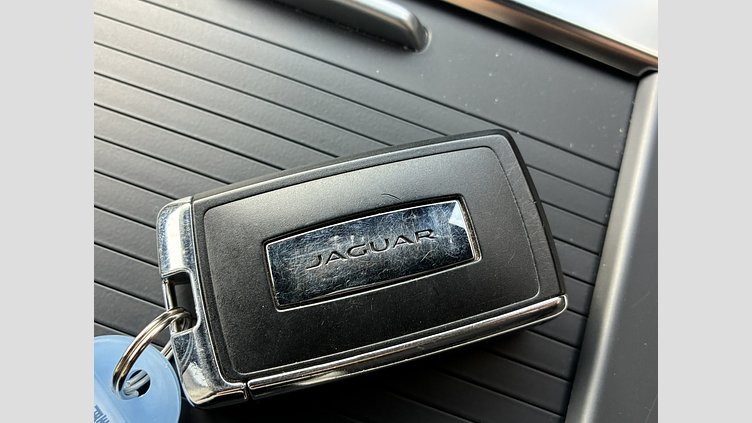 2023 認定中古車 Jaguar F-Pace フジホワイト D204 AWD（オートマチック）MHEV R-DYNAMIC SE