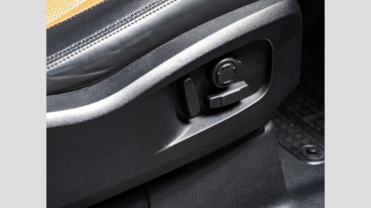 2023 認定中古車 Land Rover Defender 110 サントリーニブラック D300 AWD（AT） X-DYNAMIC HSE