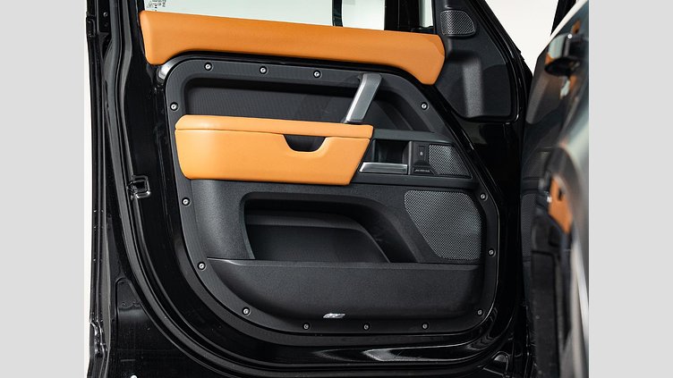 2023 認定中古車 Land Rover Defender 110 サントリーニブラック D300 AWD（AT） X-DYNAMIC HSE