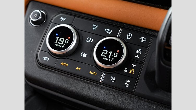 2023 認定中古車 Land Rover Defender 110 サントリーニブラック D300 AWD（AT） X-DYNAMIC HSE