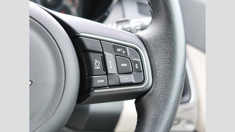 2018 認定中古車 Jaguar E-Pace フィレンツェ レッド D180 オートマチック全輪駆動 S