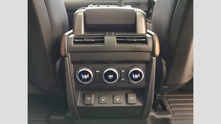 2021 認定中古車 Land Rover Defender 110 サントリーニブラック D300 AWD（AT） X-DYNAMIC SE
