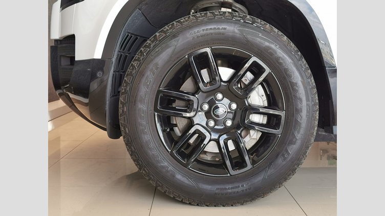 2023 認定中古車 Land Rover Defender 110 フジホワイト D300 AWD（AT） X-DYNAMIC SE
