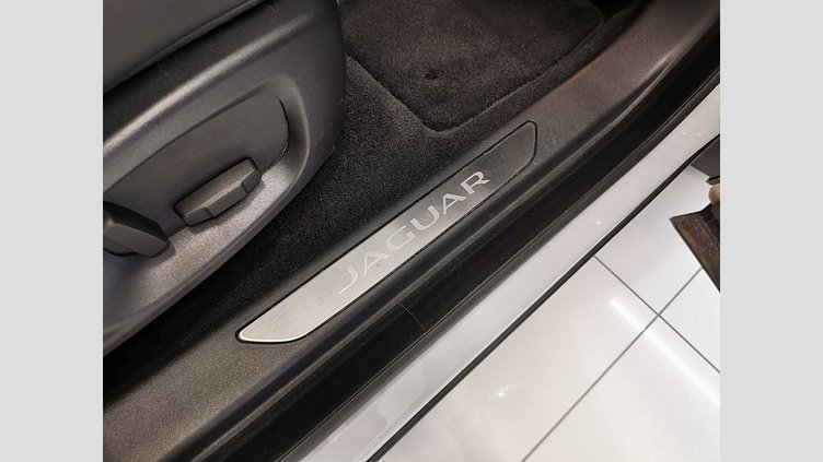 2018 認定中古車 Jaguar E-Pace ユーロン ホワイト D180 オートマチック全輪駆動 S