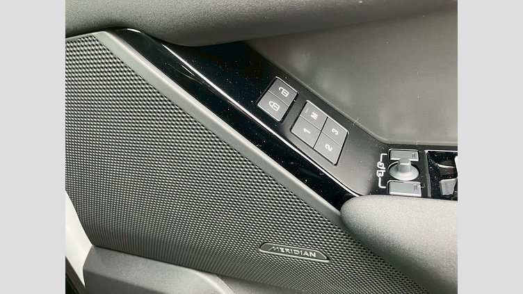 2024 認定中古車 Land Rover Range Rover Velar フジホワイト P400eプラグインハイブリッド（ガソリン） スタンダードホイールベース Dynamic SE