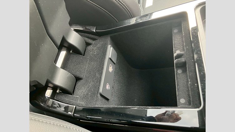 2024 認定中古車 Land Rover Range Rover Velar フジホワイト P400eプラグインハイブリッド（ガソリン） スタンダードホイールベース Dynamic SE