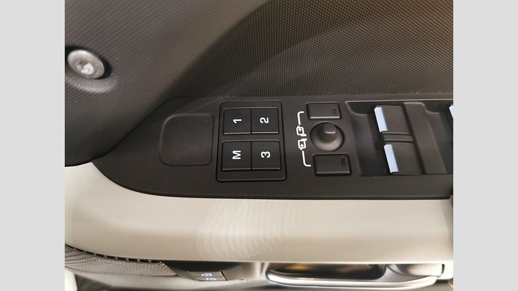 2024 認定中古車 Land Rover Defender 130 フジホワイト D300 AWD（AT） X-DYNAMIC HSE