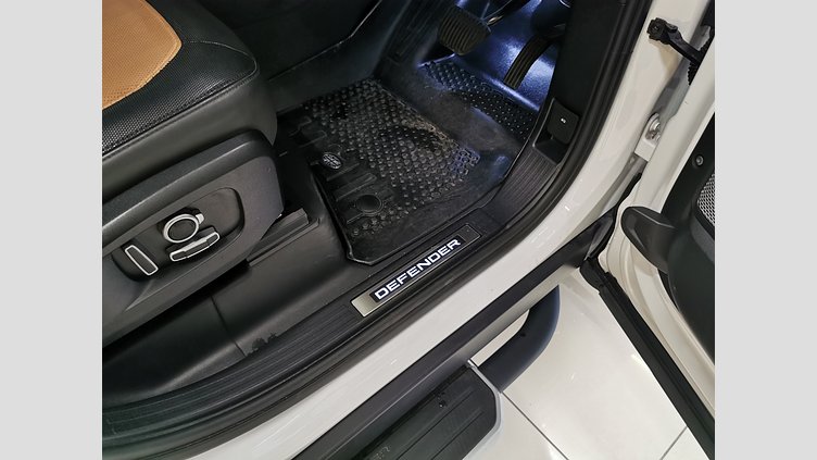 2024 認定中古車 Land Rover Defender 130 フジホワイト D300 AWD（AT） X-DYNAMIC HSE