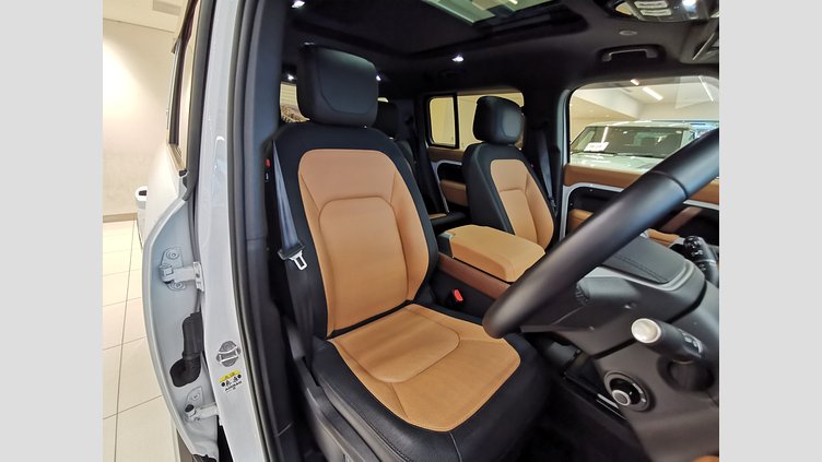 2024 認定中古車 Land Rover Defender 130 フジホワイト D300 AWD（AT） X-DYNAMIC HSE